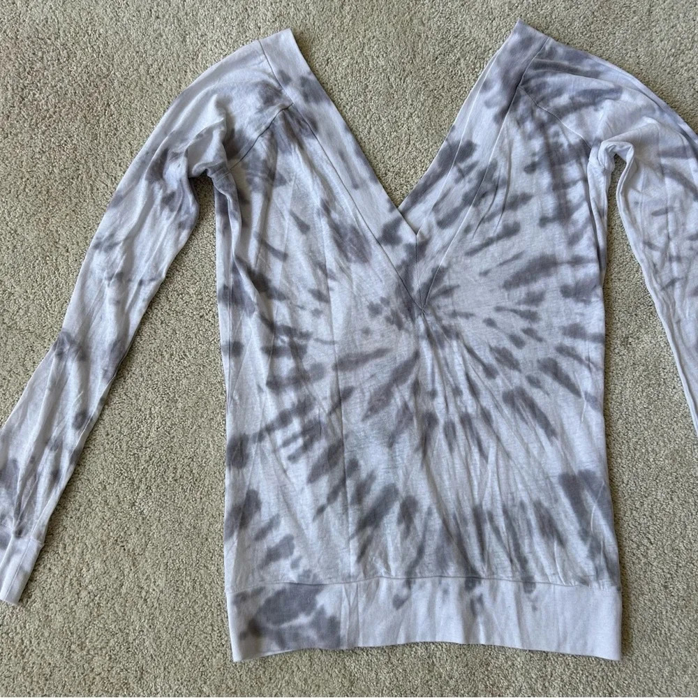 NWT Chaser white gray tie dyed long sleeve deep V top size M